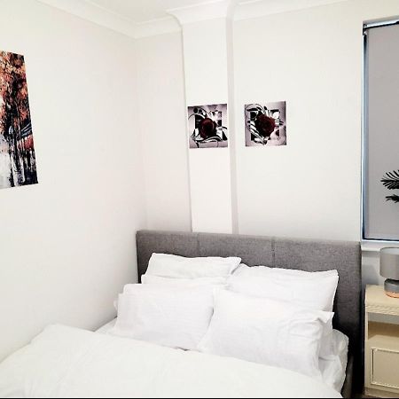 2 Bedroom Apt With 2 Comfortable King Size Beds, Free Private Parking, Easy Access To London West Byfleet エクステリア 写真