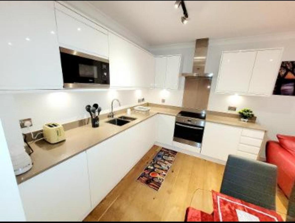 2 Bedroom Apt With 2 Comfortable King Size Beds, Free Private Parking, Easy Access To London West Byfleet エクステリア 写真
