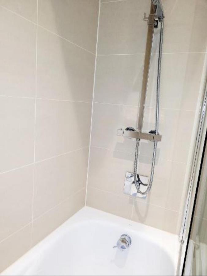 2 Bedroom Apt With 2 Comfortable King Size Beds, Free Private Parking, Easy Access To London West Byfleet エクステリア 写真