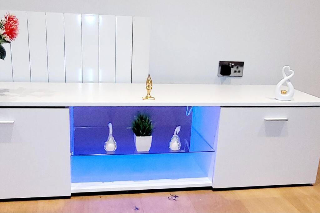 2 Bedroom Apt With 2 Comfortable King Size Beds, Free Private Parking, Easy Access To London West Byfleet エクステリア 写真