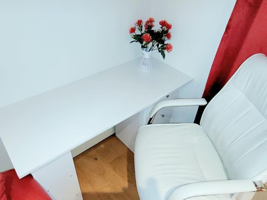 2 Bedroom Apt With 2 Comfortable King Size Beds, Free Private Parking, Easy Access To London West Byfleet エクステリア 写真