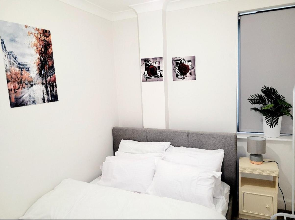 2 Bedroom Apt With 2 Comfortable King Size Beds, Free Private Parking, Easy Access To London West Byfleet エクステリア 写真