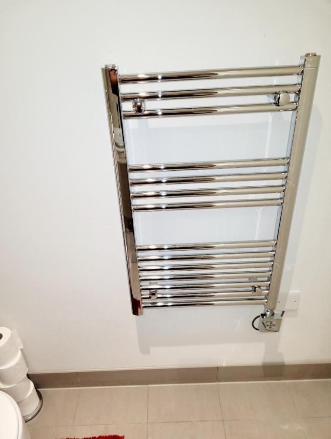 2 Bedroom Apt With 2 Comfortable King Size Beds, Free Private Parking, Easy Access To London West Byfleet エクステリア 写真