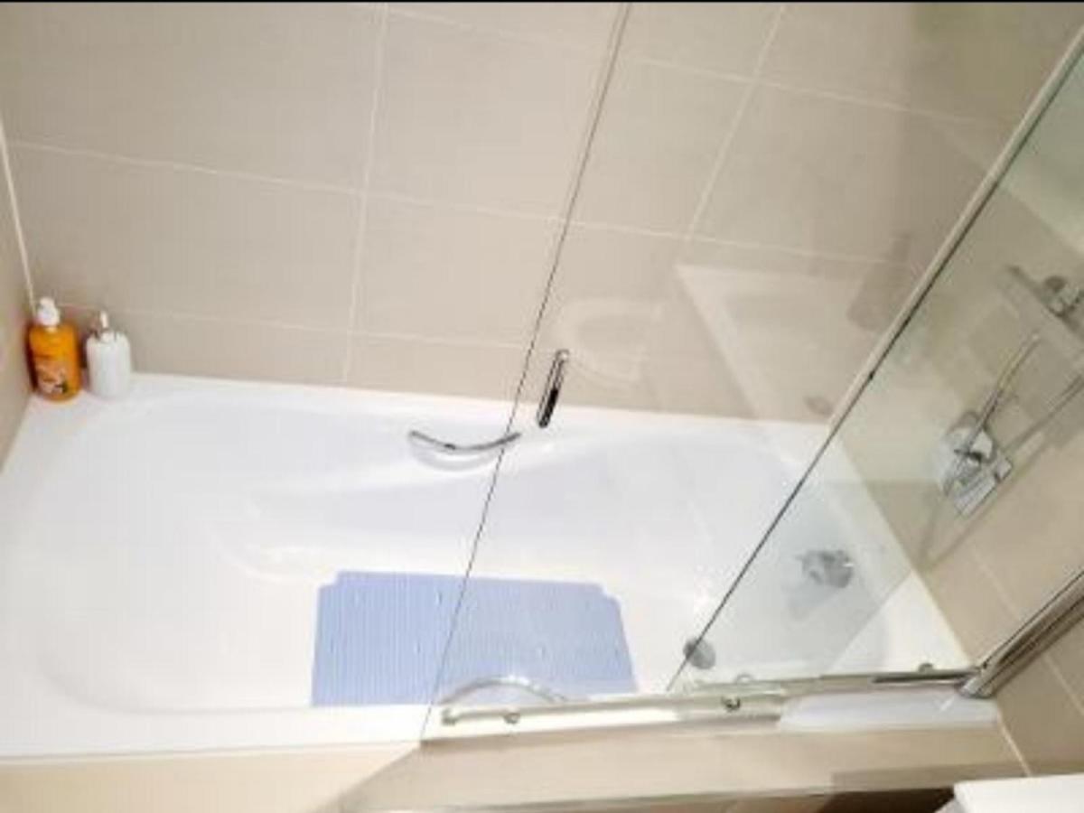 2 Bedroom Apt With 2 Comfortable King Size Beds, Free Private Parking, Easy Access To London West Byfleet エクステリア 写真