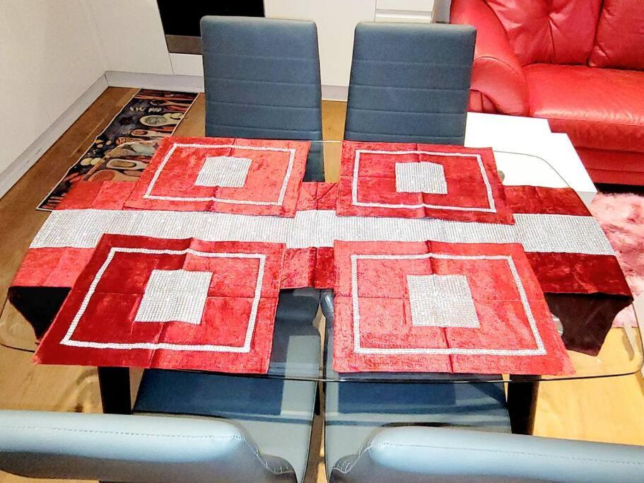 2 Bedroom Apt With 2 Comfortable King Size Beds, Free Private Parking, Easy Access To London West Byfleet エクステリア 写真